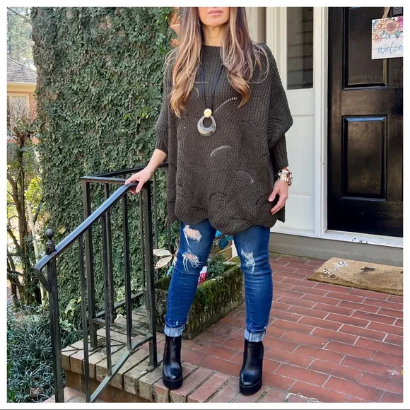 Made in Italy Chic Scallop Hem Loose Fit Sweater - Picture 3 of 8